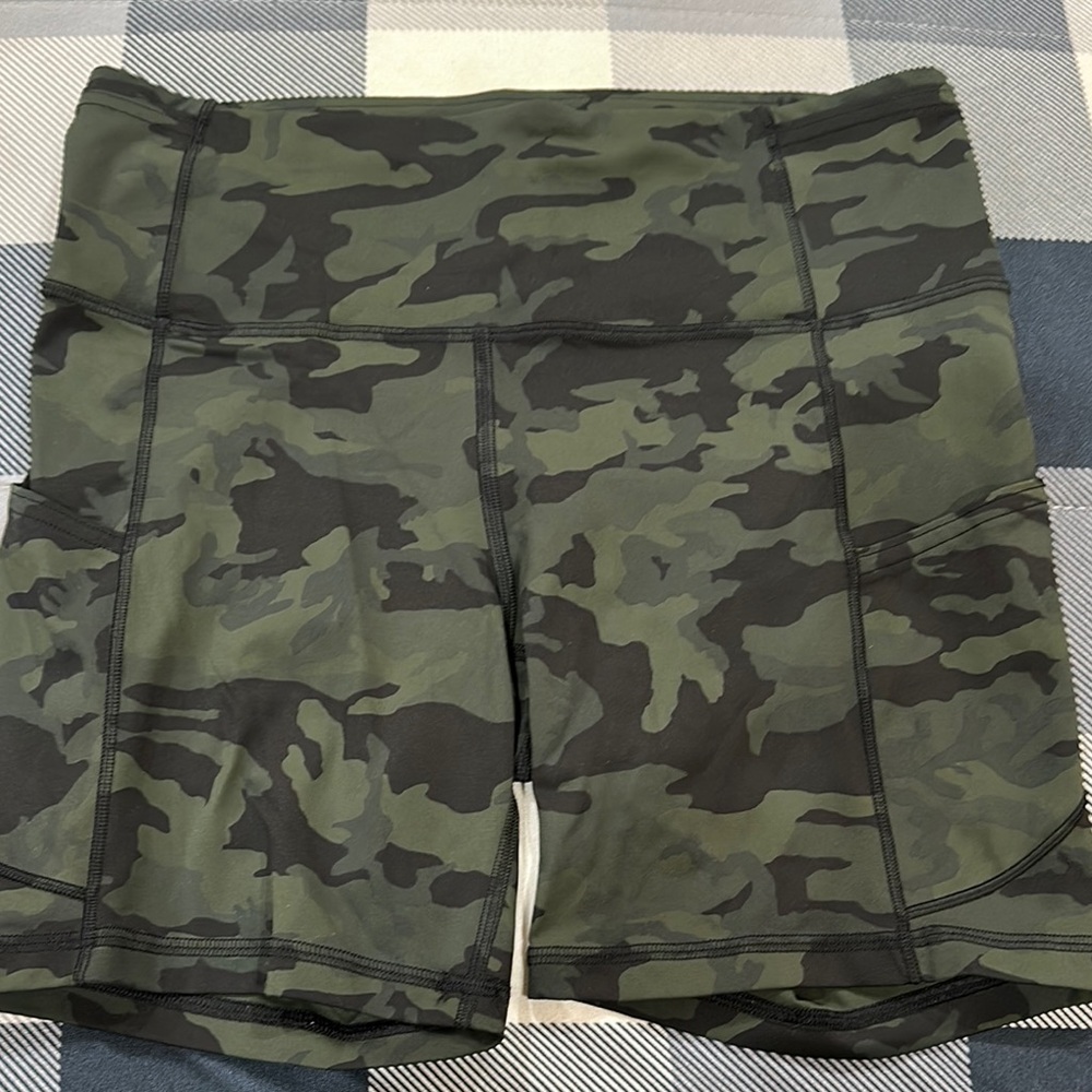 lululemon athletica gator green incognito Camo Fast & Free Shorts